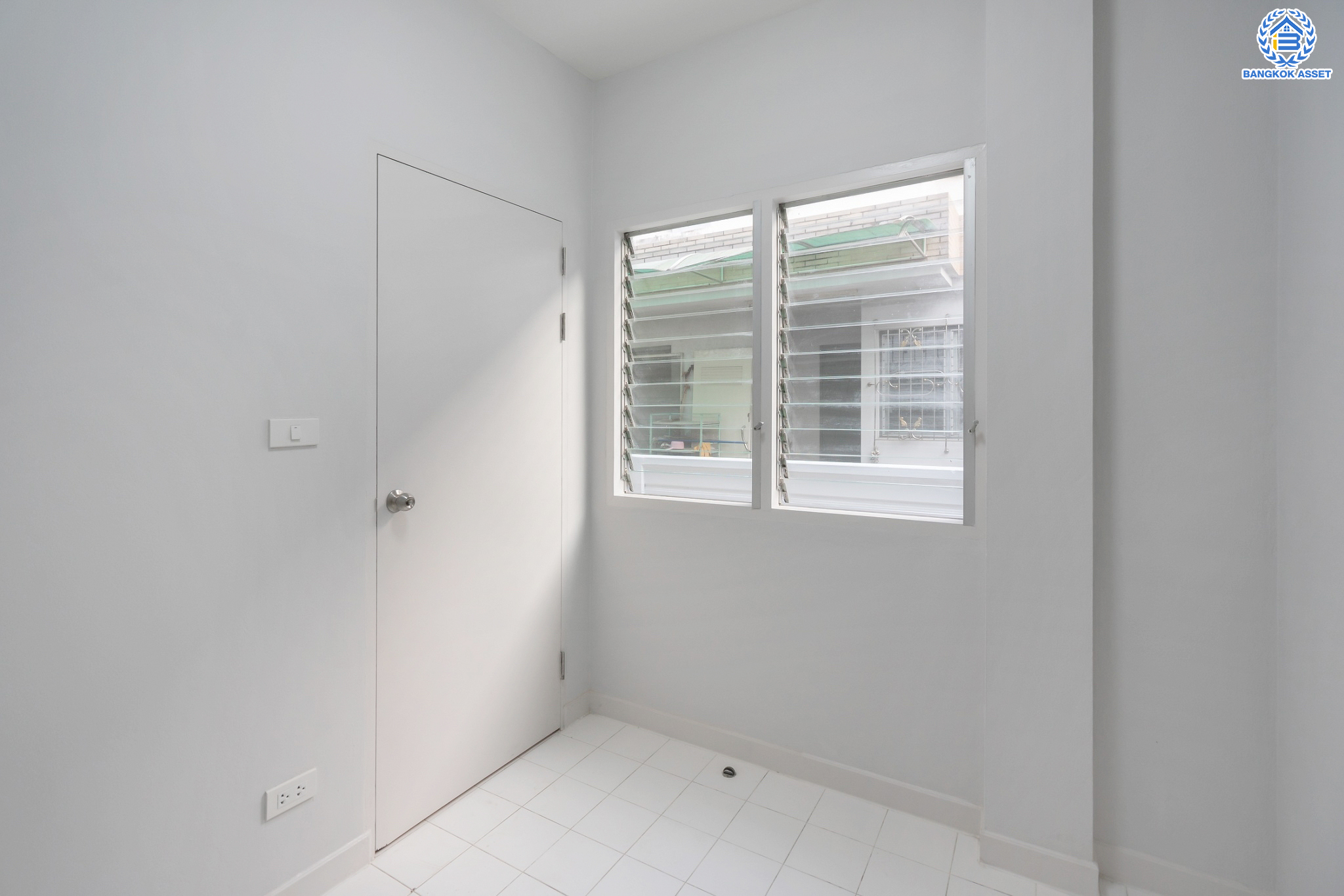 บ้านมือสองตกแต่งใหม่ ม.โนเบิลวานา ปิ่นเกล้า1 บ้านเดี่ยวหลังใหญ่ เนื้อที่ 65.6 ตร.ว. ฟังก์ชัน 3 ห้องนอน 4 ห้องน้ำ 1 ห้องแม่บ้าน จอดรถได้ 2 คัน บนสุดยอดทำเลเดินทางสะดวก หน้าโครงการติดถนนใหญ่บรมราชชนนี ใกล้ทางคู่ขนานลอยฟ้าบรมราชชนนี ม.มหิดล เซ็นทรัลศาลายา และรายล้อมด้วยสิ่งอำนวยความสะดวกครบ